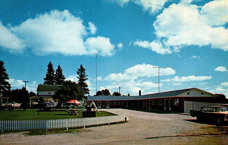 Blue Gables Motel (Island Inn) - Old Postcard (newer photo)